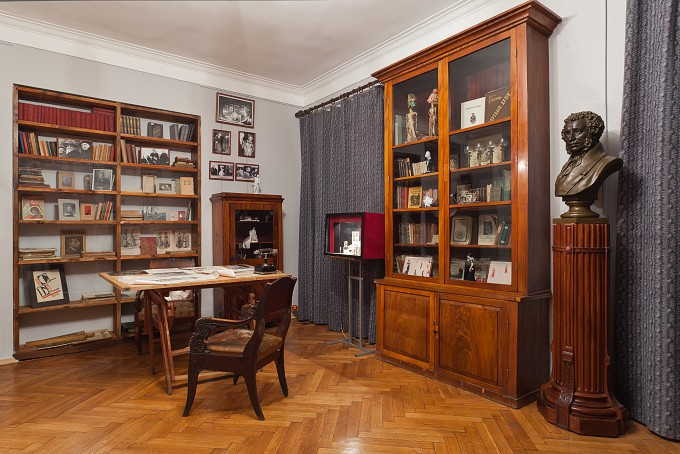 Рабочий кабинет с бюстом Пушкина в углу и книжными шкафами