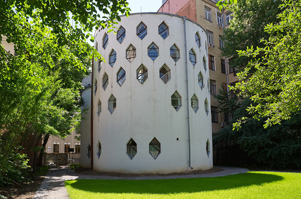 Фасад Дома Архитектора Мельникова летом