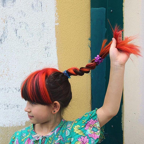 Девочка с красными волосами, длинная косичка, крашеные волосы, цветные пряди, красные пряди