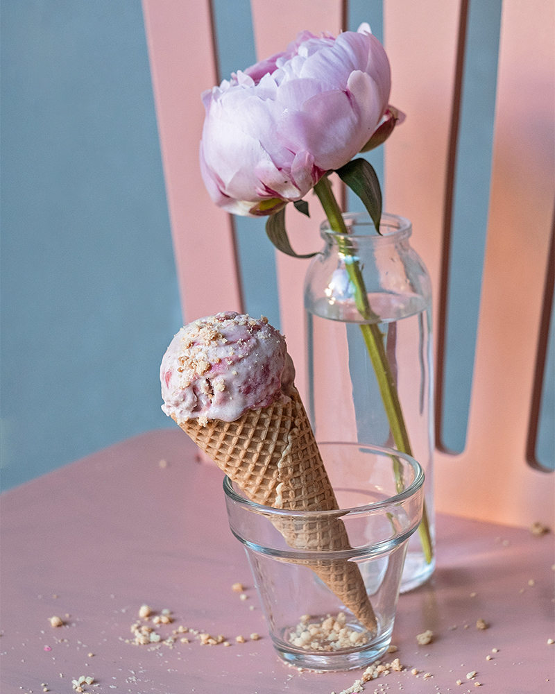 розовое мороженое в рожке и розовый пион