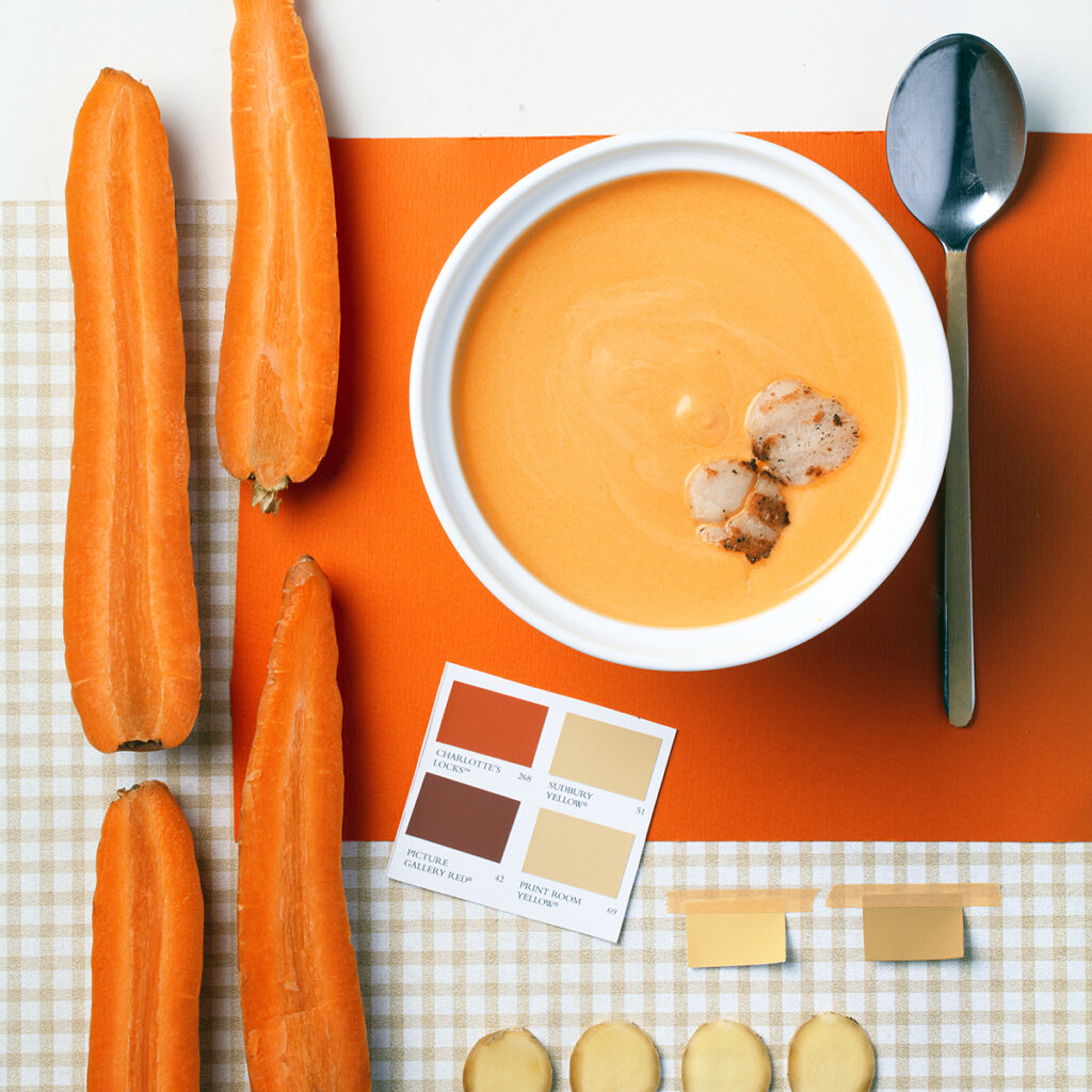 оранжевый суп из моркови и большая ложка