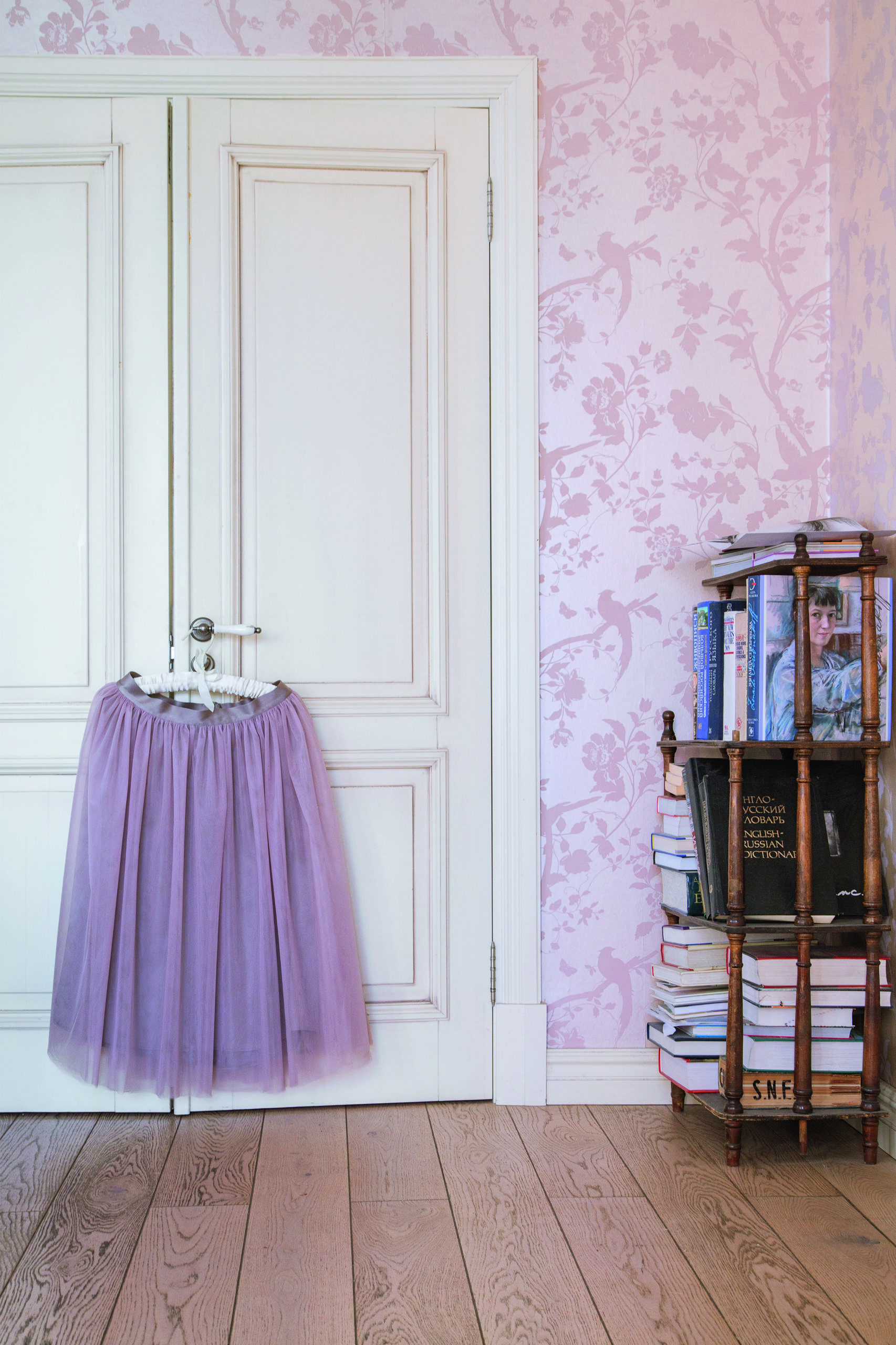 пышная розовая юбка-шопенка висит на двери