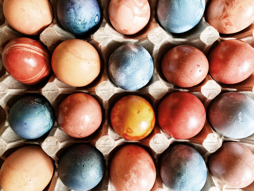 Пасхальные яйца окрашенные природными красителями