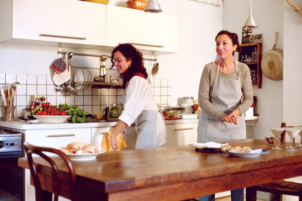 Две женщины на одной кухне