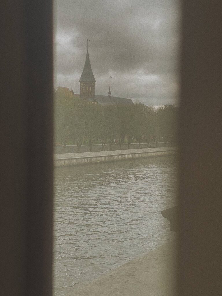 вид из окна на замок и реку