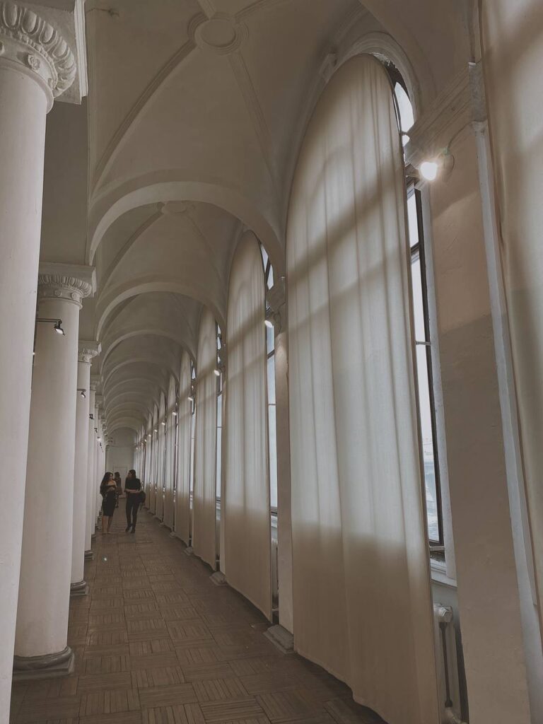 белый коридор с арками