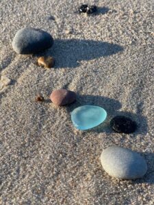 морской берег и цветные камни
