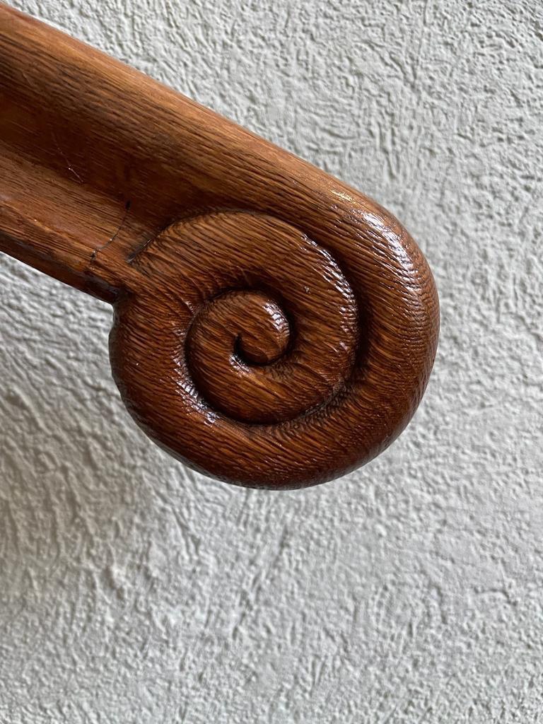 деревянная завитушка на перилах лестницы