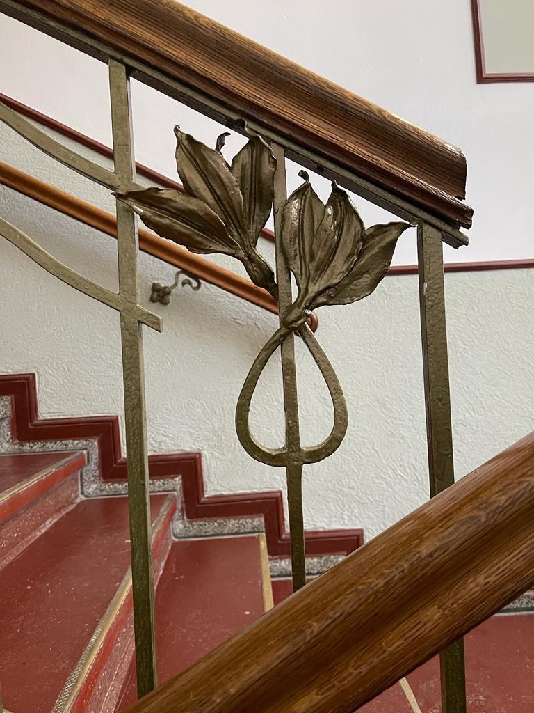 виток в виде цветка на перилах лестницы