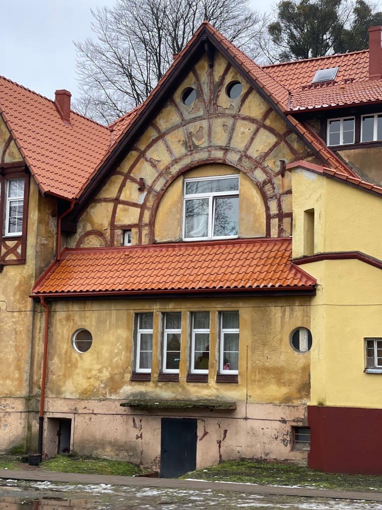 старинный желтый дом с красной крышей