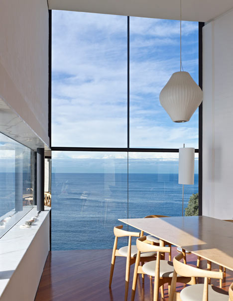 окно с панорамным видом на океан