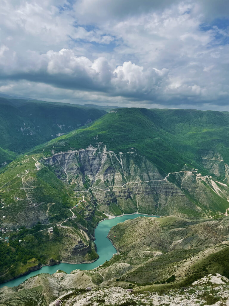 панорама гор и горная река