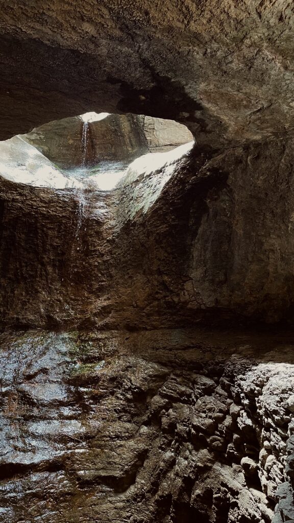 подземный водопад
