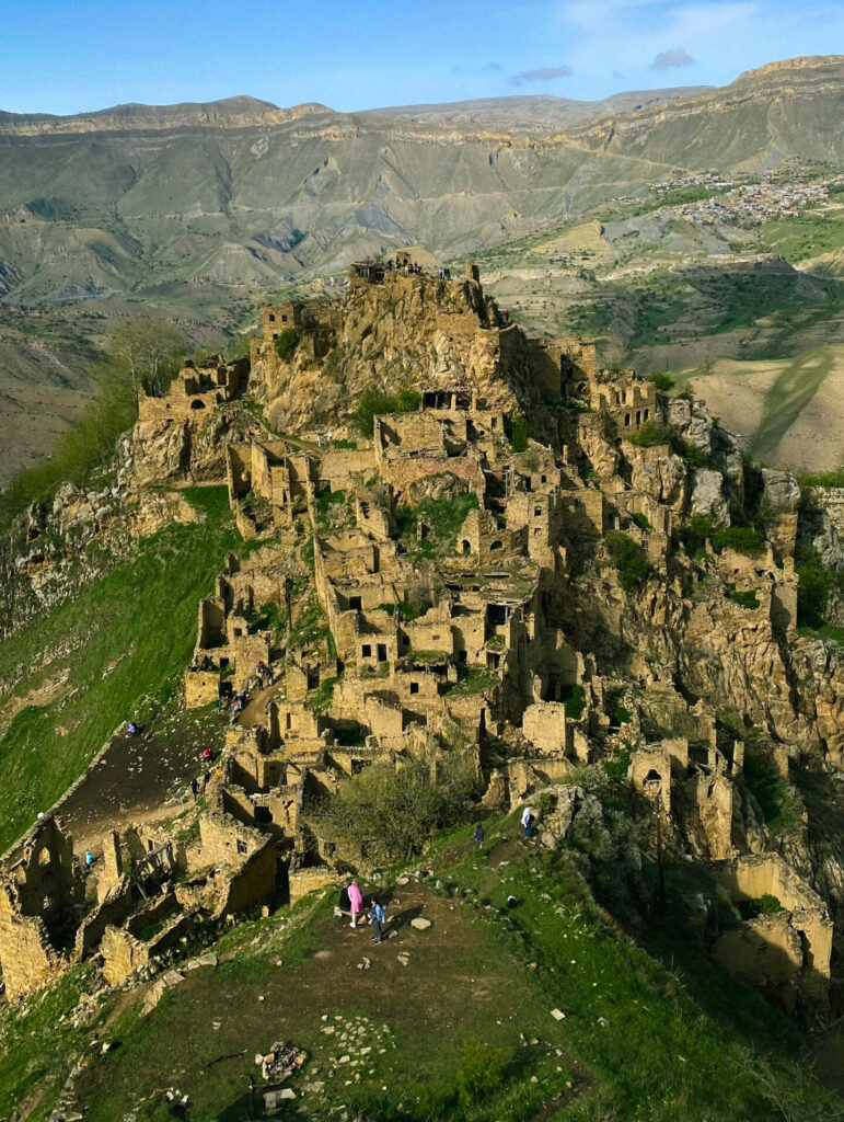 разрушенное село в горах