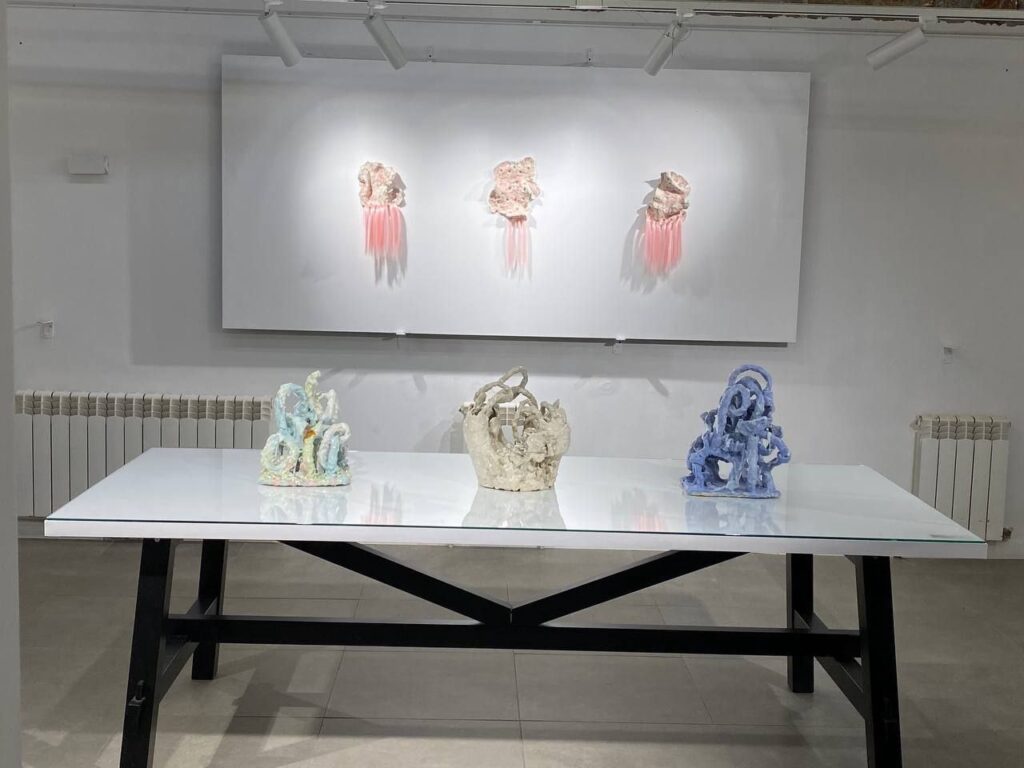 выставка современного искусства три вазы на белом фоне