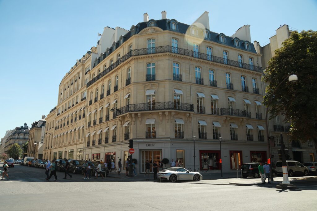 Тысяча и одна вещь: особняк Dior в Париже стал музеем