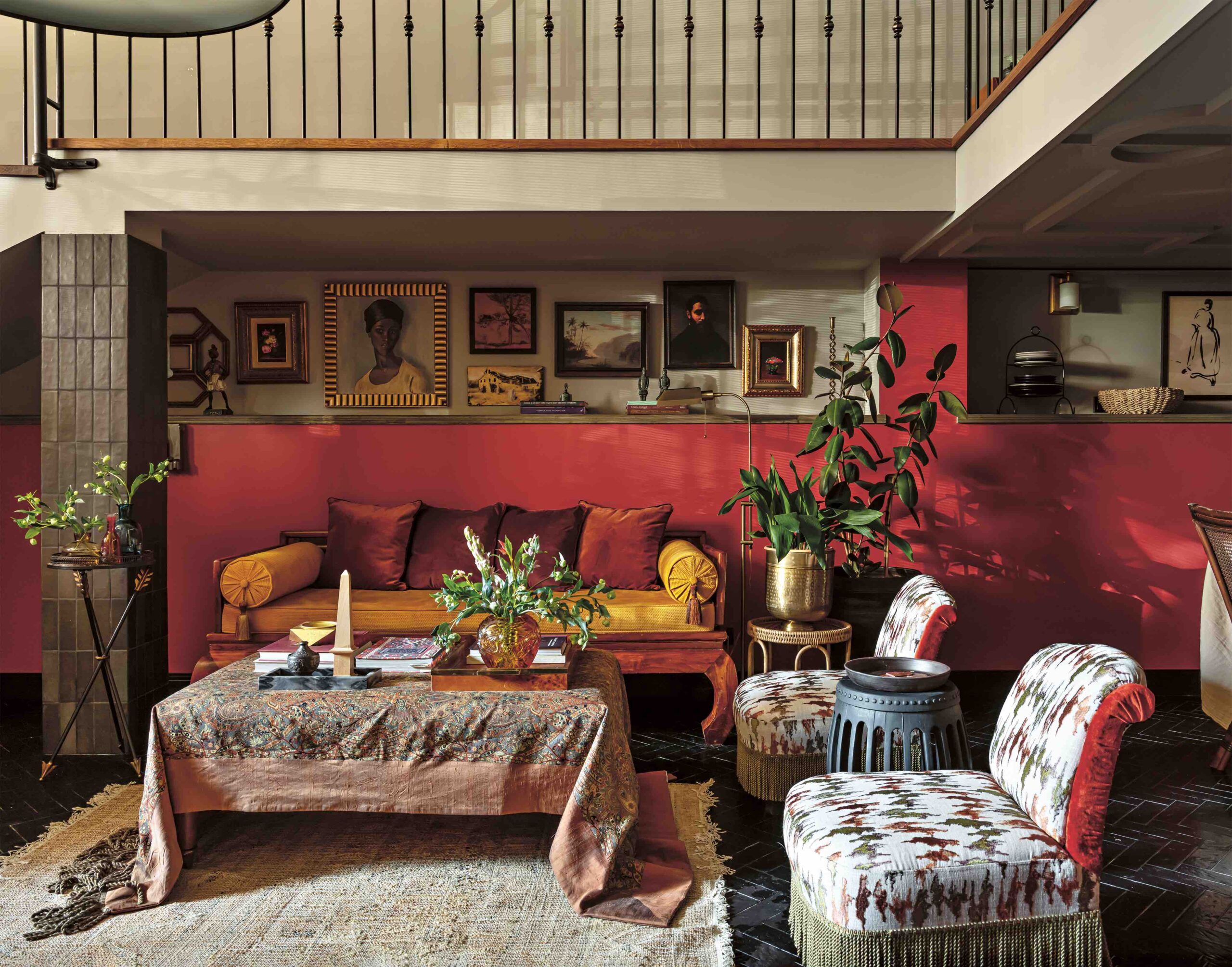 красный интерьер подушки диван двухэтажная квартира