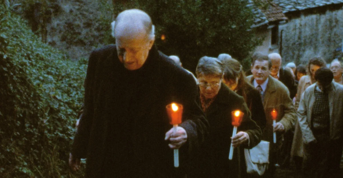 священник со свечой люди идут
