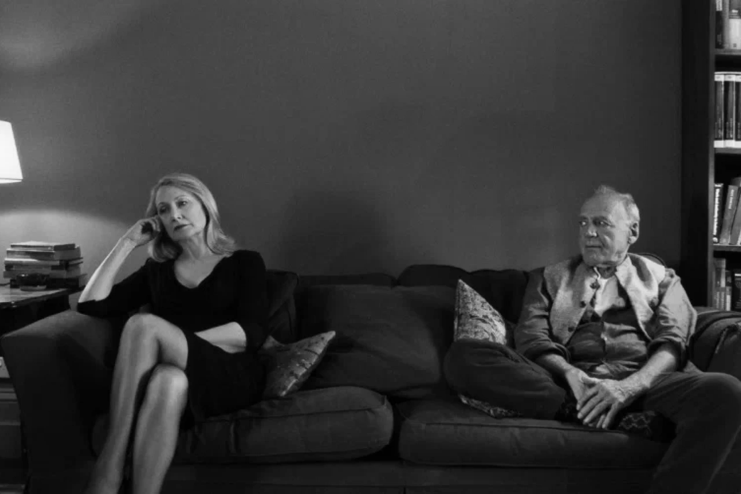 мужчина и женщина на диване