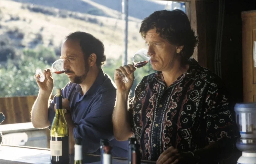 мужчины пьют вино