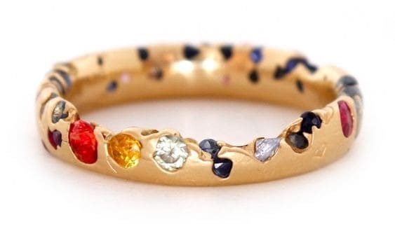 современное золотое кольцо с яркими камнями самоцветами