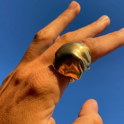 объемное золотое кольцо на руке