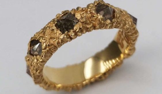 современное золотое кольцо с камнями