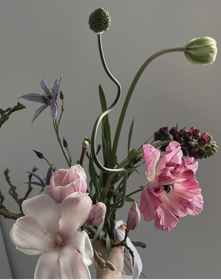 современная флористическая композиция из цветов