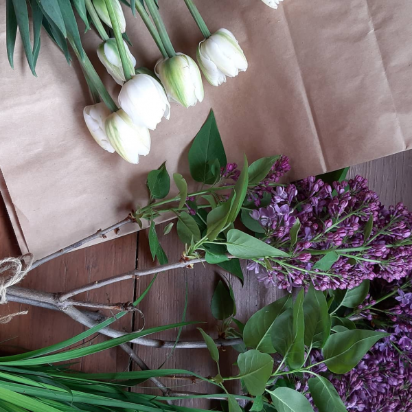 Белые тюльпаны на крафтовой бумаге, сирень и тюльпаны, букеты цветов с цветочной фермы