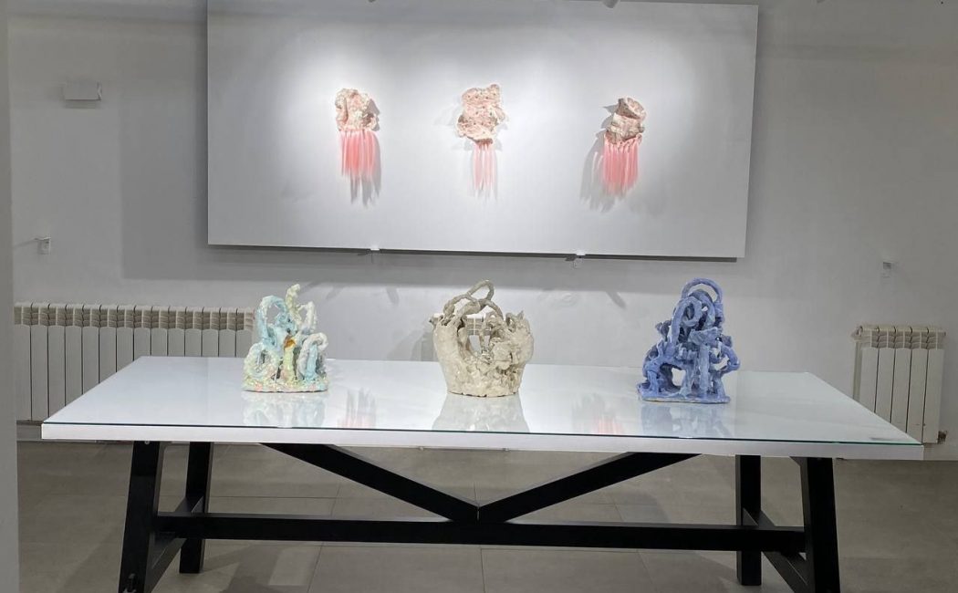 выставка современного искусства три вазы на белом фоне